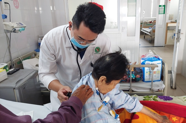 Cứu sống bệnh nhân sốc tim, ngưng tim trong ‘cuộc đua một phút sinh tử’