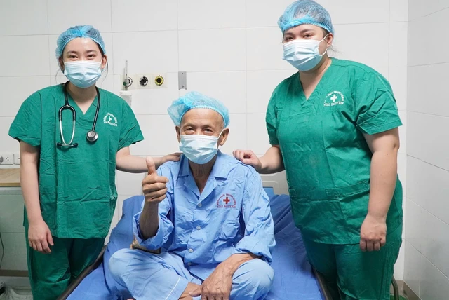 Người bệnh 66 tuổi mắc đa u tủy xương hồi phục sau ghép tế bào gốc tự thân